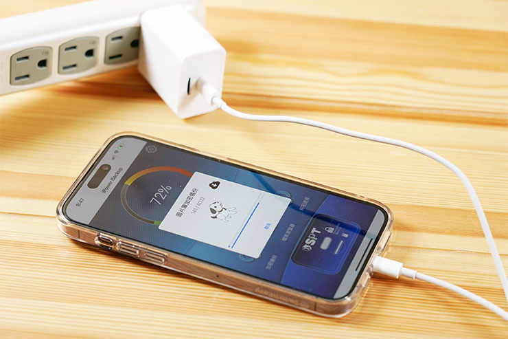 iPower Pro 備份快充頭將手機日常的充電動作「升級」為同步資料備份，方便性更為提升，同時也有高可靠性的資料加密機制，更能妥善保護個人隱私！