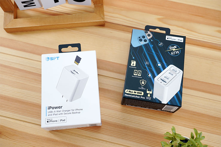 除了 iPower Pro 備份快充頭（圖左），回憶捕手系列也有功能更為強大的 GaN 氮化鎵版智能快充 MemCatcher 系列（圖右）可以選擇哦！