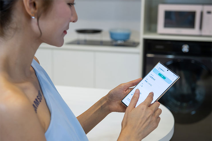三星今年推出的多款家電產品系列支援SmartThings智慧串聯，能將各式家庭設備整合至單一行動平台，一手掌控各種家務