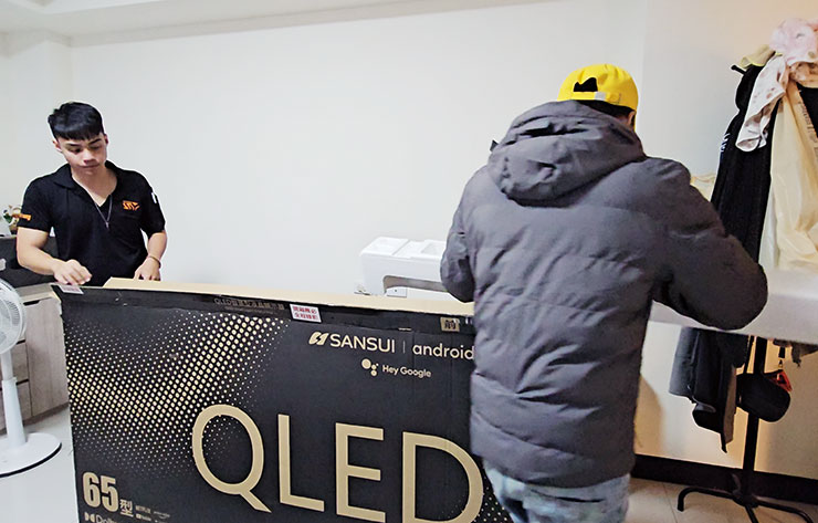 山水 4K QLED 量子智慧聯網電視開箱實測:QLED 顯色、4K HDR 與 Google 認證 Android TV 系統一次滿足!價格平易近人超驚喜! - 阿祥的網路筆記本 山水 4K QLED 量子智慧聯網電視在購買時就標配了運送與基本安裝服務,兩位年輕的師傅三兩下就把超大的一台電視扛上樓就定位,進行拆箱與安裝的動作。
