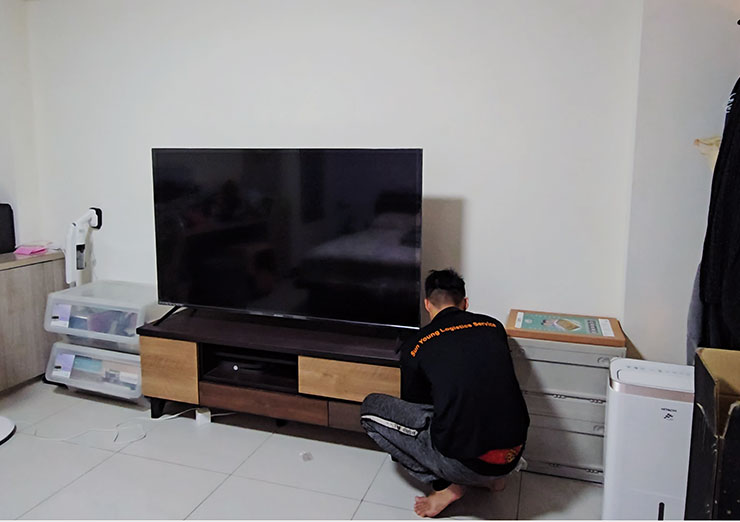 山水 4K QLED 量子智慧聯網電視開箱實測:QLED 顯色、4K HDR 與 Google 認證 Android TV 系統一次滿足!價格平易近人超驚喜! - 阿祥的網路筆記本 電視安裝完成後置放在電視櫃上,由於這台電視是放在主臥,當初使用的是 55 吋的電視,所以電視櫃選得有點小,65 吋的大小放上去真的剛剛好啊!