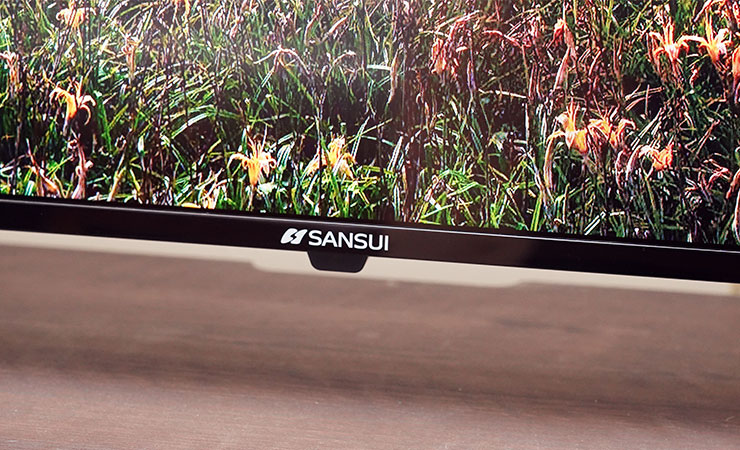 山水 4K QLED 量子智慧聯網電視開箱實測:QLED 顯色、4K HDR 與 Google 認證 Android TV 系統一次滿足!價格平易近人超驚喜! - 阿祥的網路筆記本 螢幕底部中央可以看到 SANSUI 山水的 LOGO。