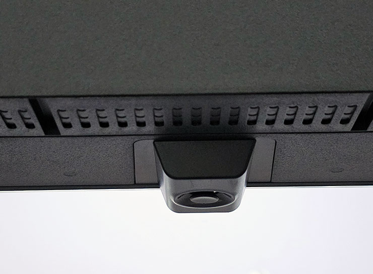 山水 4K QLED 量子智慧聯網電視開箱實測:QLED 顯色、4K HDR 與 Google 認證 Android TV 系統一次滿足!價格平易近人超驚喜! - 阿祥的網路筆記本 LOGO 處有略為向下凸出,實際上這裡隱藏了一個控制功能選單的五方向操控桿。