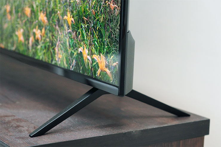 山水 4K QLED 量子智慧聯網電視開箱實測:QLED 顯色、4K HDR 與 Google 認證 Android TV 系統一次滿足!價格平易近人超驚喜! - 阿祥的網路筆記本 電視的支架為左右分離式的倒 V 字型設計,擺放的穩固性不錯。