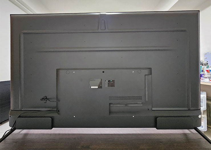 山水 4K QLED 量子智慧聯網電視開箱實測:QLED 顯色、4K HDR 與 Google 認證 Android TV 系統一次滿足!價格平易近人超驚喜! - 阿祥的網路筆記本 電視背面一覽,可以看出些微立體層次的設計,左右兩側各有一個 10W 輸出的揚聲器。