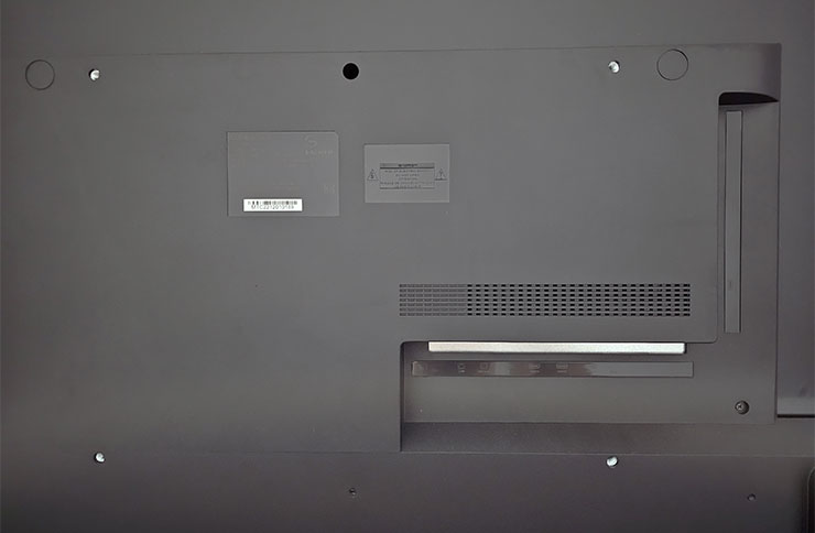 山水 4K QLED 量子智慧聯網電視開箱實測:QLED 顯色、4K HDR 與 Google 認證 Android TV 系統一次滿足!價格平易近人超驚喜! - 阿祥的網路筆記本 背面中央可以看到 VESA 規格的壁掛孔,以及整合的連結埠區。