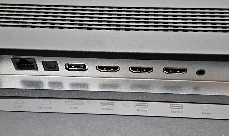 山水 4K QLED 量子智慧聯網電視開箱實測:QLED 顯色、4K HDR 與 Google 認證 Android TV 系統一次滿足!價格平易近人超驚喜! - 阿祥的網路筆記本 連結埠口朝下的區域,由左至右分別為 RJ-45 網路接口、光纖接口、一組 USB 2.0、三組 HDMI 與一組 AV IN 接口。