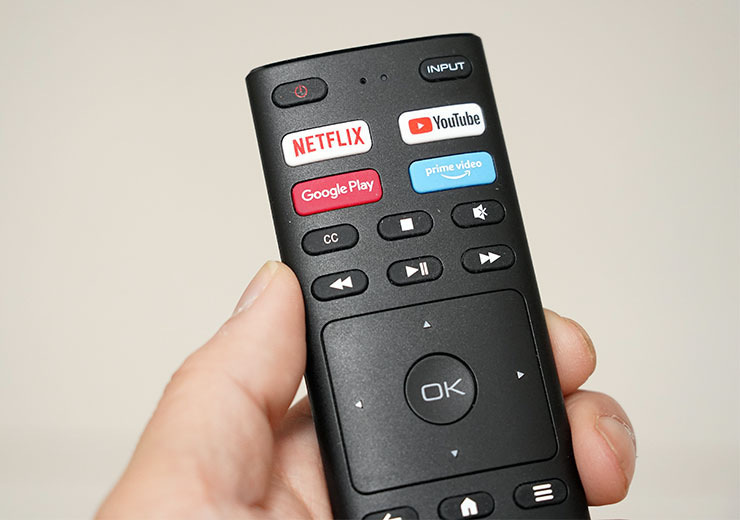 山水 4K QLED 量子智慧聯網電視開箱實測:QLED 顯色、4K HDR 與 Google 認證 Android TV 系統一次滿足!價格平易近人超驚喜! - 阿祥的網路筆記本 遙控上半部直接設置了四個捷徑按鍵對應 Netflix、YouTube、Google Play 與 Amazon Video Prime 四個服務,同時也有按鍵尺寸較大的方向控制鍵。