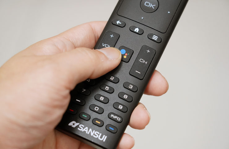 山水 4K QLED 量子智慧聯網電視開箱實測:QLED 顯色、4K HDR 與 Google 認證 Android TV 系統一次滿足!價格平易近人超驚喜! - 阿祥的網路筆記本 智慧遙控器上也內建有 Google 語音助理鍵,可啟用語音控制功能,讓我們可以直接對著遙控器上的麥克風說出指令。