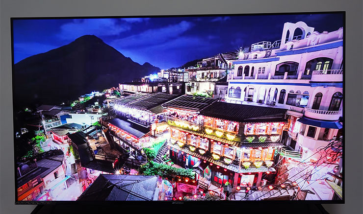 山水 4K QLED 量子智慧聯網電視開箱實測:QLED 顯色、4K HDR 與 Google 認證 Android TV 系統一次滿足!價格平易近人超驚喜! - 阿祥的網路筆記本 轉換一個夜間對比度更高的場景,可以發現到 山水 4K QLED 量子智慧聯網電視的面板區域控光做得挺不錯的,反差較大的區塊也沒有明顯的光暈現象。