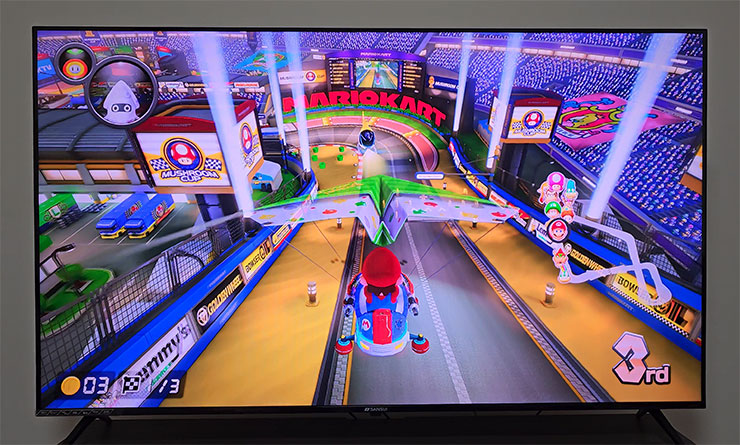 山水 4K QLED 量子智慧聯網電視開箱實測:QLED 顯色、4K HDR 與 Google 認證 Android TV 系統一次滿足!價格平易近人超驚喜! - 阿祥的網路筆記本 山水 4K QLED 量子智慧聯網電視也同樣是遊戲玩家的好夥伴!4K 畫質搭配 QLED 的豐富顯色效果更適合呈現高水準的 3A 級遊戲大作,MEMC 動態防抖技術也讓快節奏的遊戲畫面能有更流暢的表現,同時支援 ALLM 外設低延遲功能,更讓遊戲操控沒有拖泥帶水的感覺。