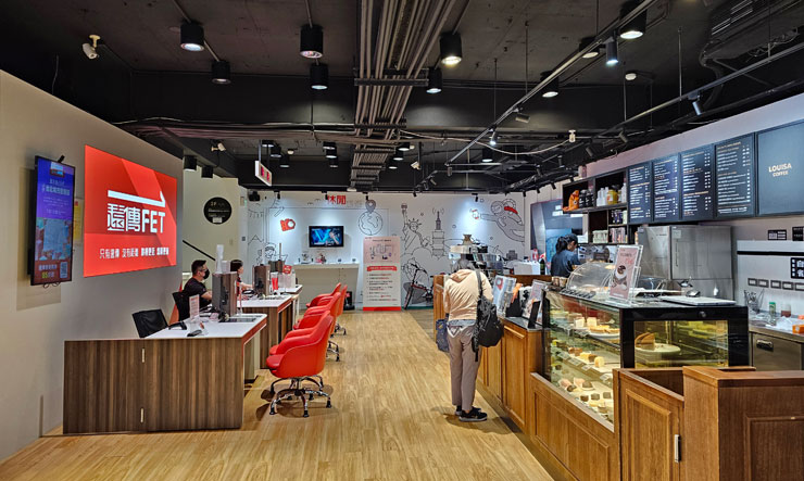 為了了解來遠傳買空機的實際服務，阿祥也到了位於桃園中原商圈的遠傳中壢實踐直營門市，而這也是有「內建」咖啡廳的複合門市哦！