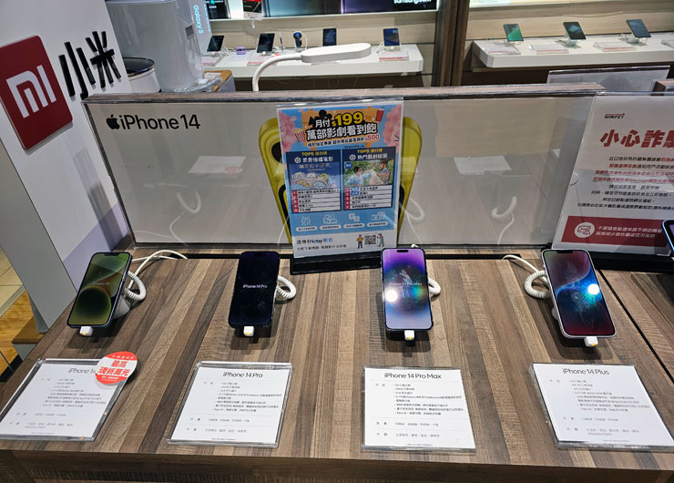 遠傳所販售的手機都源自於原廠的公司貨，價格也都完全公開透明，不會有通訊行常見要額外加價的「潛規則」。