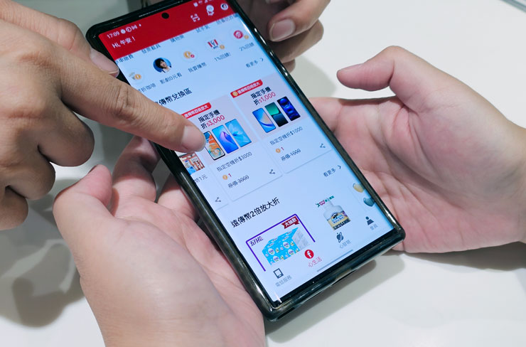 除了不定期的優惠價格，若你是遠傳心生活的會員，透過 APP 也能用遠傳幣到門市買空機折扣價哦！