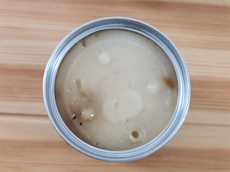 開罐，上層是白色的碗粿粿體，看得出來有油蔥酥與蒸炊的氣泡