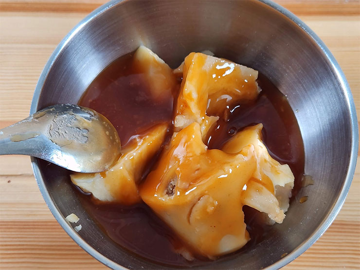 整罐倒出來的樣子，搭配的愛之味甜辣醬量還不少