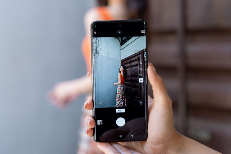 Xiaomi 13 Ultra以此經典的「超焦距」拍攝方式為靈感啟發，帶來全新的「街拍模式」，發揮1吋感光元件主鏡頭和可變光圈的硬體優勢，與小米影像大腦的加速引擎