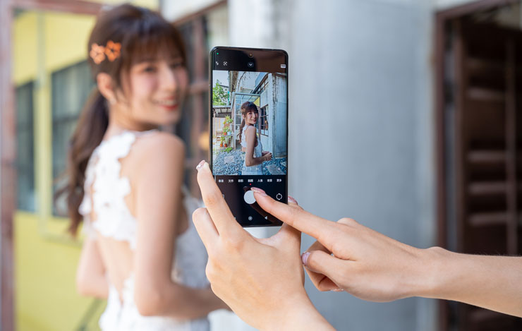  Xiaomi 13 Ultra為專業藝術家而生，針對RAW檔工作流程進行全面精進，將更多演算法改由RAW領域計算，最大限度地保留影像的動態範圍、細節和紋理，顯著的提升成像質感。