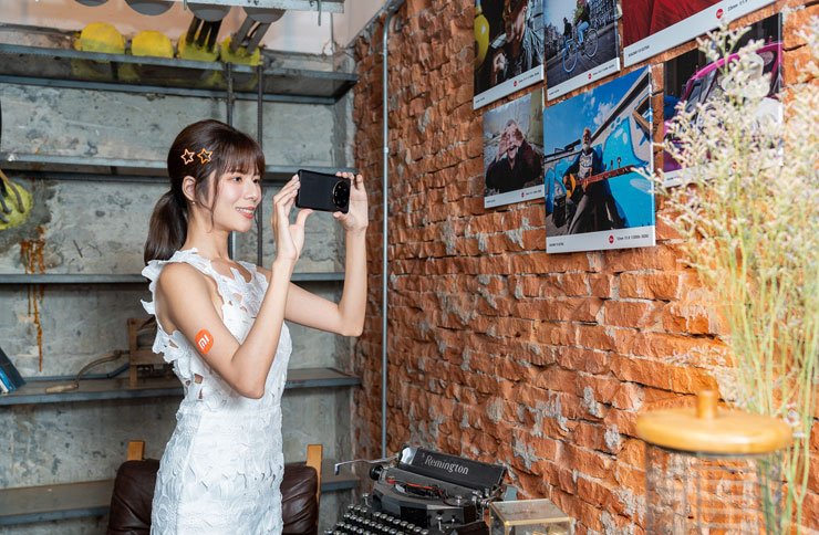 Xiaomi 13 Ultra 用戶再享全球9個市場聯保服務，在世界旅遊紀實時，也能有應急的服務與保障。7月14日前購買 Xiaomi 13 Ultra 再享免費一次使用機場 VIP 休息室服務，為飛行勞頓中提供小憩時刻。