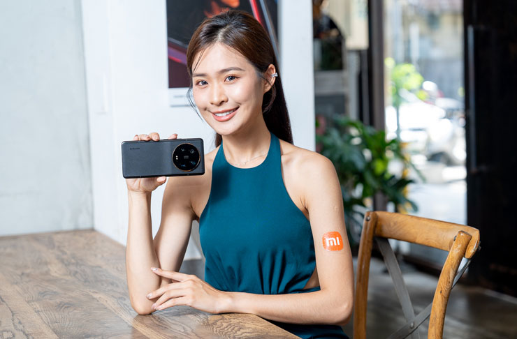 Xiaomi 13 Ultra 復刻徠卡 M 系列相機經典外觀，將圓形鏡頭模組、一體成型金屬邊框與象徵職人文化的皮革質感傳奇重現