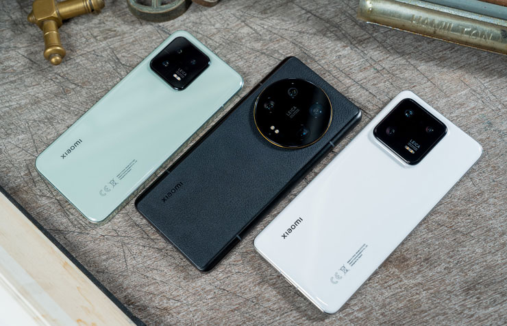 Xiaomi 13 Series全系列，包含Xiaomi 13 Ultra（中）、Xiaomi 13 Pro（右）與Xiaomi 13（左）。 