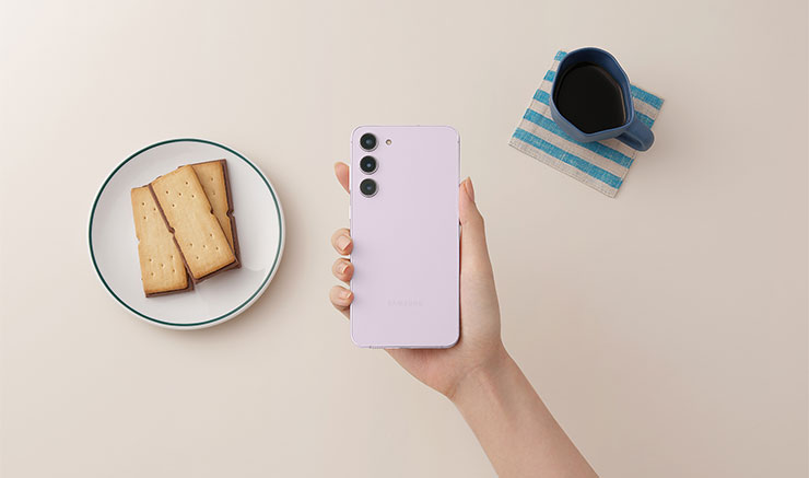 以 Galaxy S23+ 來說，算是大手機中手感很不錯的尺寸。