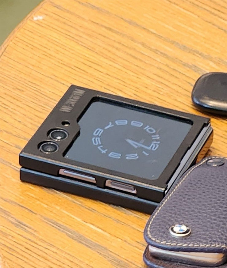 Galaxy Z Flip 5 實機首次曝光!外螢幕真的很大! - 阿祥的網路筆記本 疑似 Galaxy Z Flip 5 實機的間碟照