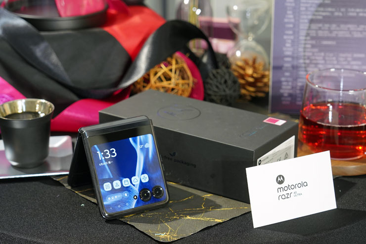 Motorola Razr 40 Ultra 實機，外螢幕的尺寸真的非常驚人。