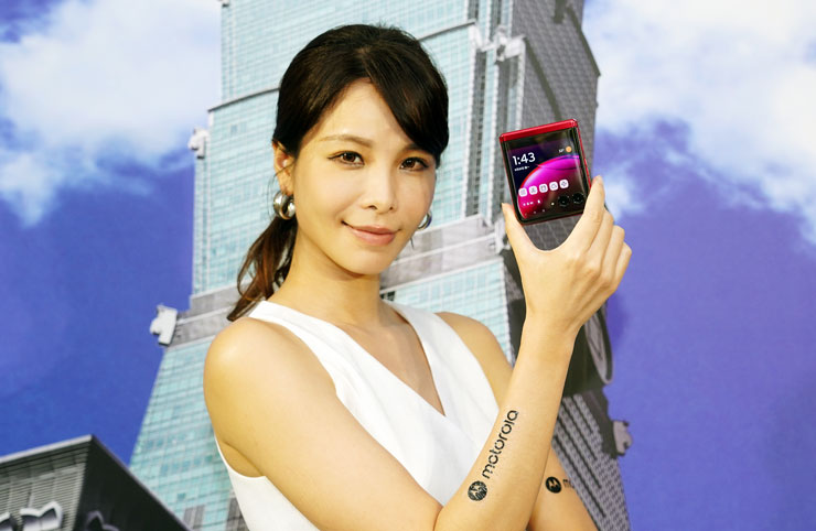 Motorola Razr 40 Ultra 的「非凡洋紅」色款。