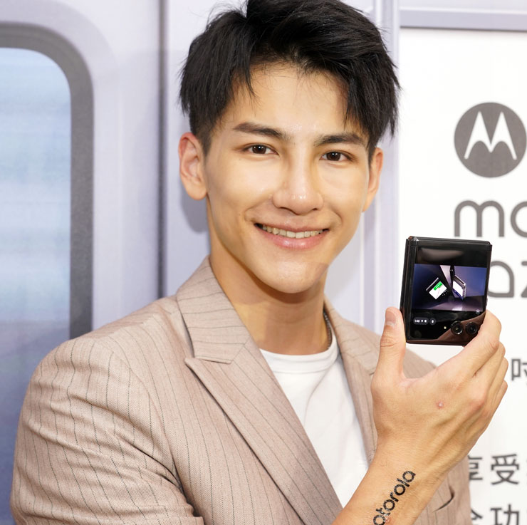 Motorola Razr 40 Ultra 的外螢幕也可以直接播放 YouTube 影片。