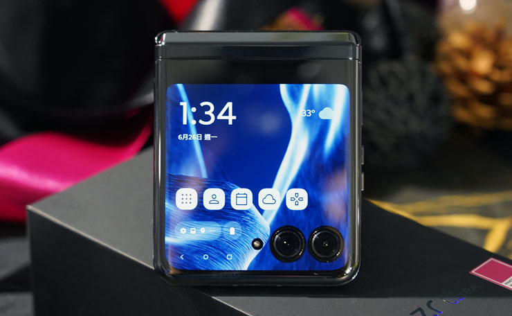 Motorola Razr 40 Ultra 外螢幕可獨立操控各類型的功能。