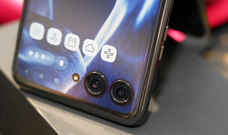 Motorola Razr 40 Ultra 外螢幕上的雙鏡頭與補光燈皆為挖孔式設計
