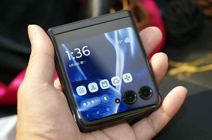 Motorola Razr 40 Ultra 摺疊後的尺寸小巧，可以輕鬆一手掌握。