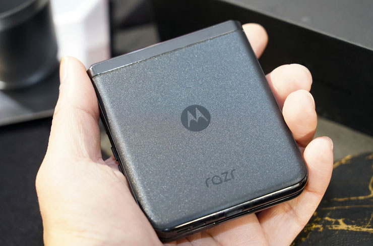 Motorola Razr 40 Ultra 機身後蓋採磨砂材質設計。