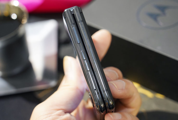 Motorola Razr 40 Ultra 機身側面為圓弧滾邊設計，手感十分圓潤，機身右側可看到音量鍵與電源鍵。