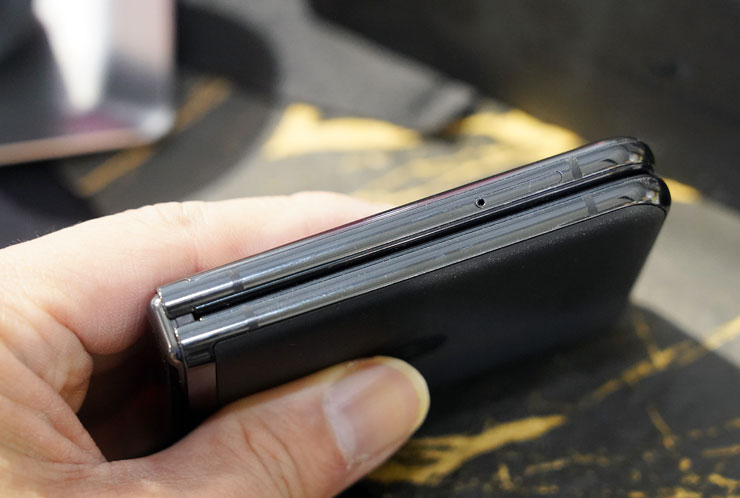 Motorola Razr 40 Ultra 機身左側有 SIM 卡槽。