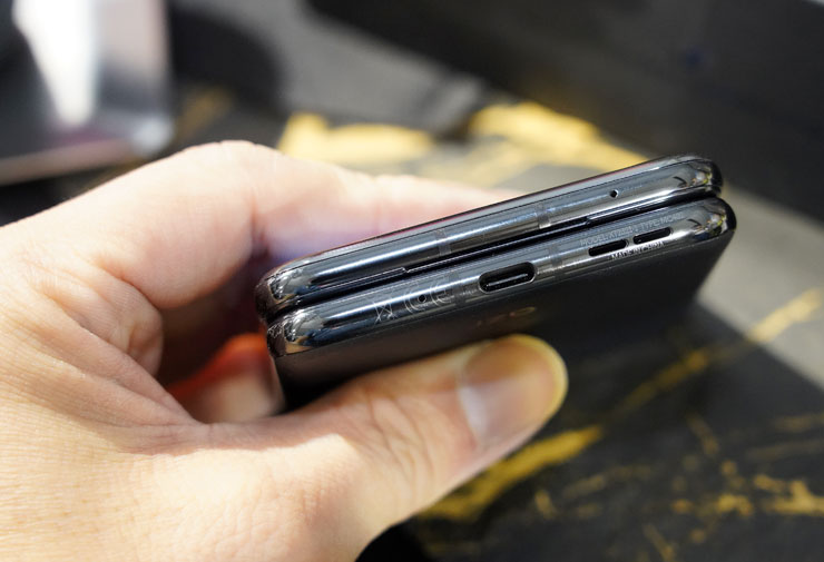 Motorola Razr 40 Ultra 機身底部為 USB C 埠與揚聲器孔，全機共有三揚聲器設計，並支援 Dolby Atmos