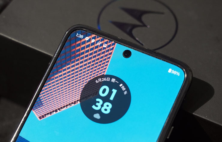 內螢幕也搭配了挖孔式的前置鏡頭，採用 3200 萬畫素的規格