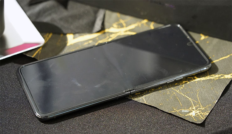 Motorola Razr 40 Ultra 採用了第四代的水滴型螢幕轉軸，不僅堅固且螢幕摺痕更為平緩。