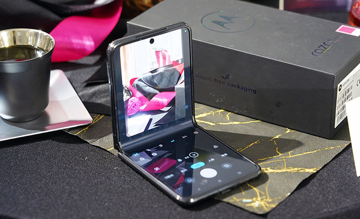Motorola Razr 40 Ultra 的螢幕轉軸也支援懸停功能，也大大增加了使用上的實用性。