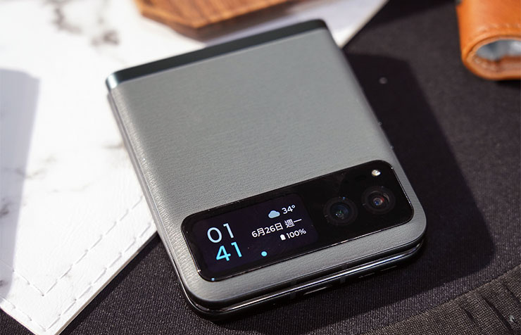 Motorola Razr 40 的機身為皮面設計。