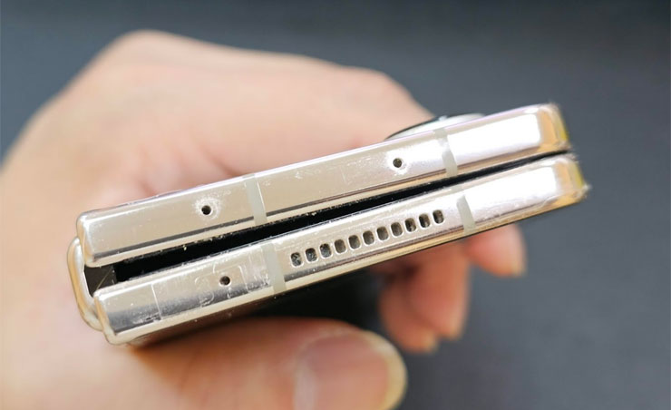 目前的 Galaxy Z Fold 4 在手機摺疊時鉸鏈端可看到非常大的空隙。