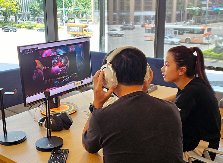 Logitech G PRO X 2 LIGHTSPEED 職業級無線電競耳機麥克風開箱實測:絕佳音質、輕量化與超長續航三效合一,同步支援藍牙連線也能適用手機! - 阿祥的網路筆記本 在試聽會現場,阿祥也實際比較了 Logitech G PRO X 2 LIGHTSPEED 與其他同級競品的表現差異,果然是有比較才有傷害啊(受傷的自然是其他競品啦!)