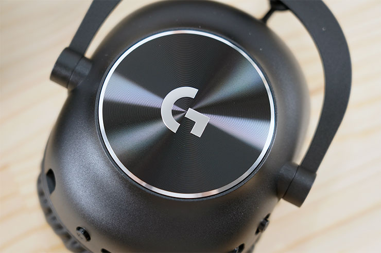 Logitech G PRO X 2 LIGHTSPEED 職業級無線電競耳機麥克風開箱實測:絕佳音質、輕量化與超長續航三效合一,同步支援藍牙連線也能適用手機! - 阿祥的網路筆記本 耳罩外殼也有金屬材質打造的 Logitech G 飾板,同心圓處理也讓表層閃閃發光,鋁與鋼材打造的框架也增加耐用性,並有轉軸可旋轉以方便收納。