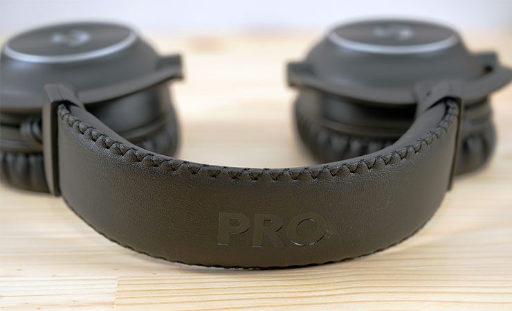 Logitech G PRO X 2 LIGHTSPEED 職業級無線電競耳機麥克風開箱實測:絕佳音質、輕量化與超長續航三效合一,同步支援藍牙連線也能適用手機! - 阿祥的網路筆記本 耳帶上可以以看到 PRO 系列的標示,細密的縫線也讓質感再提升。