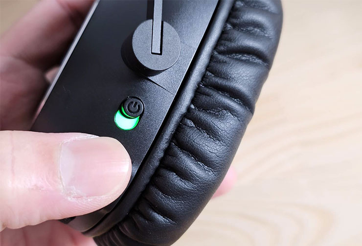 Logitech G PRO X 2 LIGHTSPEED 職業級無線電競耳機麥克風開箱實測:絕佳音質、輕量化與超長續航三效合一,同步支援藍牙連線也能適用手機! - 阿祥的網路筆記本 開啟 Logitech G PRO X 2 LIGHTSPEED 時,開關處會閃動綠燈,等待連線,連結完成後會恆亮藍燈數秒;若要進行藍牙配對,可長按藍牙鈕啟動。