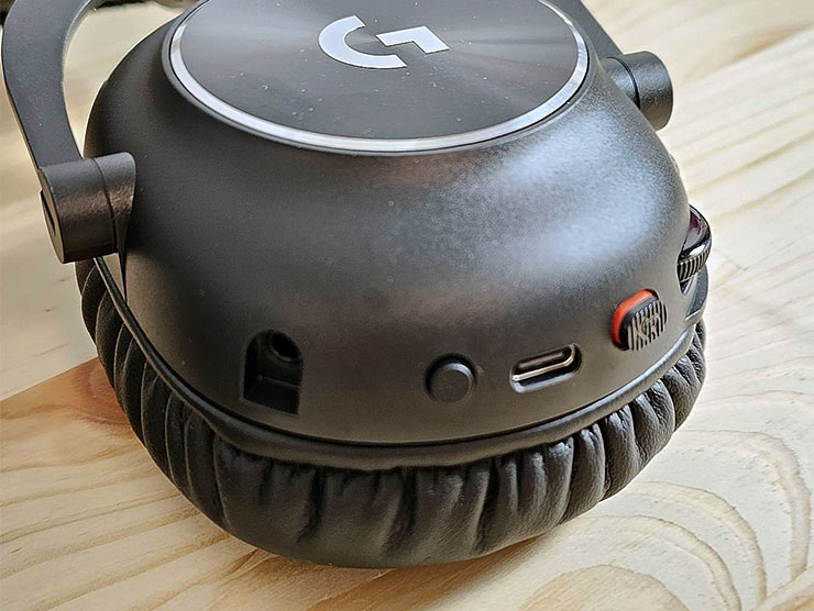 Logitech G PRO X 2 LIGHTSPEED 職業級無線電競耳機麥克風開箱實測:絕佳音質、輕量化與超長續航三效合一,同步支援藍牙連線也能適用手機! - 阿祥的網路筆記本 耳罩右側另一面還有一個麥克風連結口,可搭配隨附的 Blue Vo!ce 2.0 麥克風使用。