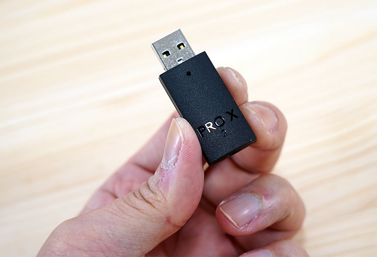 Logitech G PRO X 2 LIGHTSPEED 職業級無線電競耳機麥克風開箱實測:絕佳音質、輕量化與超長續航三效合一,同步支援藍牙連線也能適用手機! - 阿祥的網路筆記本 Lightspeed 的 USB 連結器。