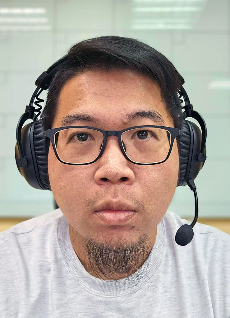 Logitech G PRO X 2 LIGHTSPEED 職業級無線電競耳機麥克風開箱實測:絕佳音質、輕量化與超長續航三效合一,同步支援藍牙連線也能適用手機! - 阿祥的網路筆記本 阿祥實際配戴 Logitech G PRO X 2 LIGHTSPEED 的正面照,可以發現到耳機本體真的非常小(還是我頭太大?哈)