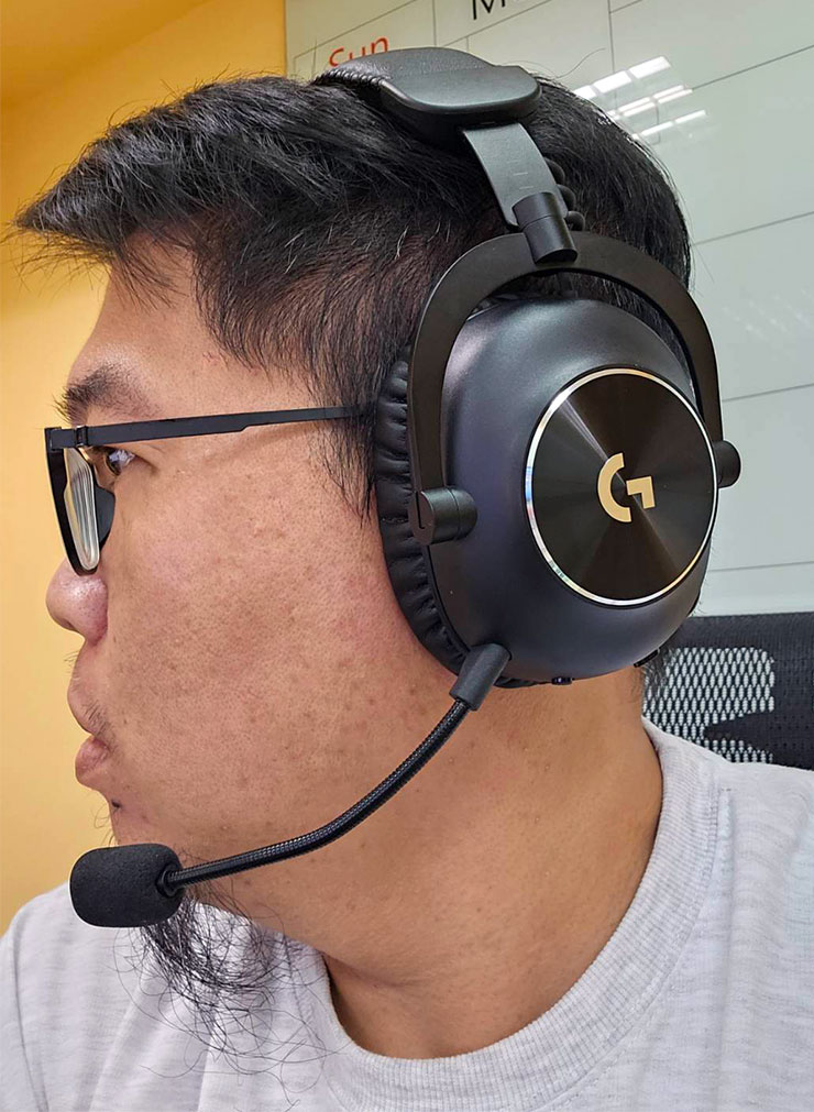 Logitech G PRO X 2 LIGHTSPEED 職業級無線電競耳機麥克風開箱實測:絕佳音質、輕量化與超長續航三效合一,同步支援藍牙連線也能適用手機! - 阿祥的網路筆記本 耳罩的尺寸適中,可以將耳朵整個包覆起來,且十分舒適。